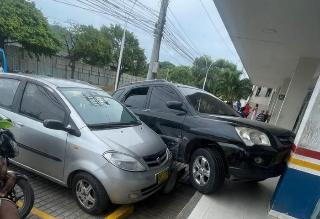 Conductor perdió el control y causó daños materiales a la entrada de Bastidas