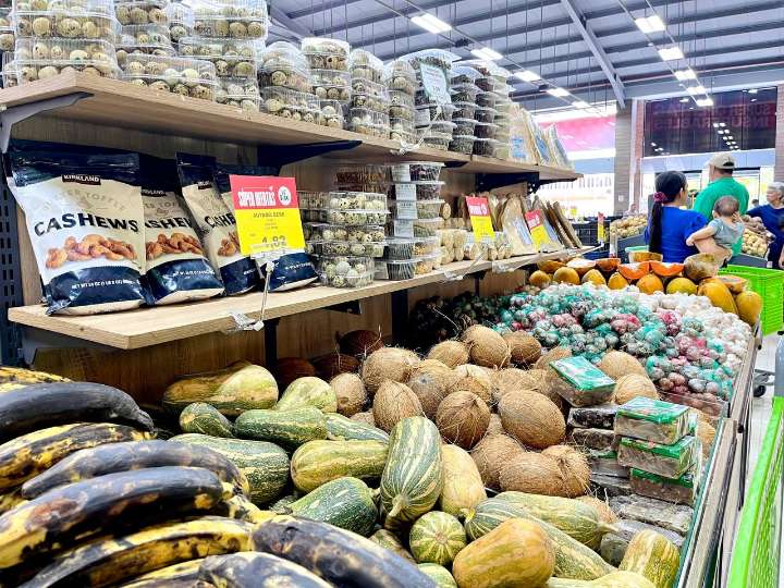 Venezolanos destinan 52 % de sus ingresos a comida y transporte