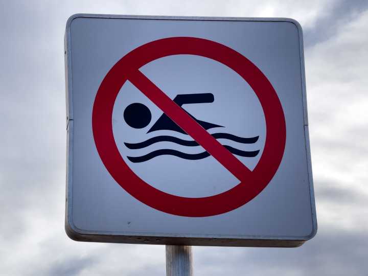 Lanzan advertencia para no nadar en zona costera de NC