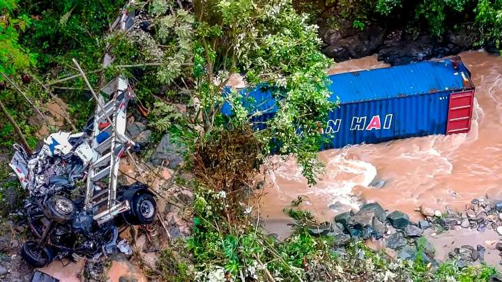 Tractomula cayó por abismo de más de 120 metros en vía hacia Santa Fe de Antioquia