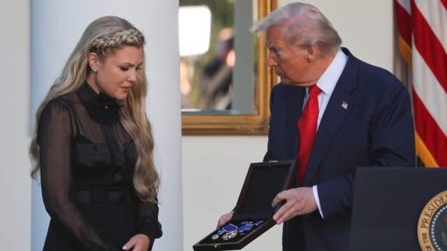 Trump entregó de forma póstuma la Medalla de la Libertad a Charlie Kirk