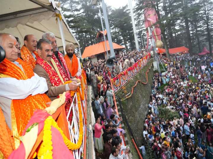 Sukwinder Singh Sukhu offers prayers at Hanuman Temple