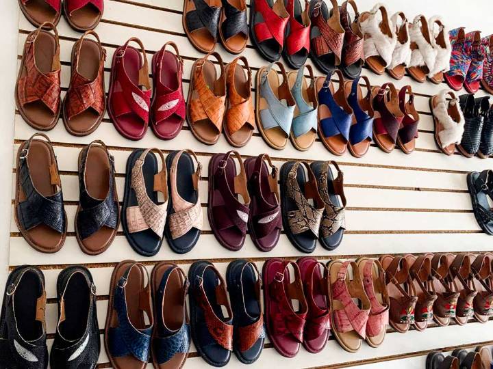 Clausuran local que vendía huaraches de piel de caimán, avestruz y pitón