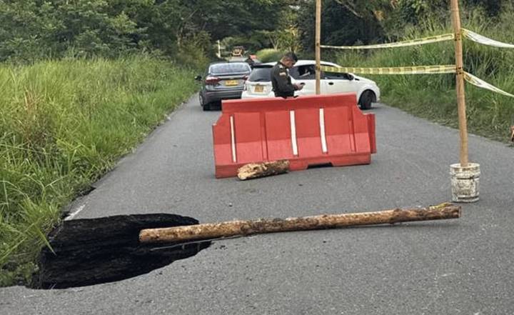 Alerta por grave hundimiento en la vía Paila Arriba
