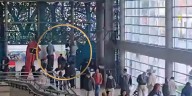 Vandalismo en el portal 20 de Julio de TransMilenio: encapuchados incitan a no pagar el pasaje mientras tapan cámaras de seguridad