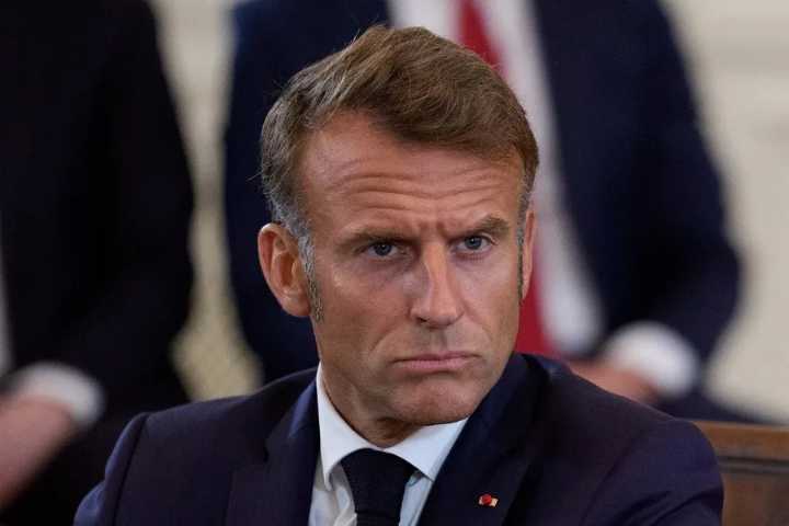 Exfuncionarios del Gobierno francés piden la renuncia de Macron