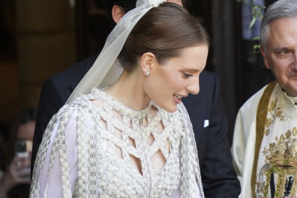 La capa de novia más original se ha visto en la boda más impecable de Cáceres
