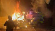 Manifestantes antinmigrantes queman furgoneta policial en Dublín después del ataque a una joven