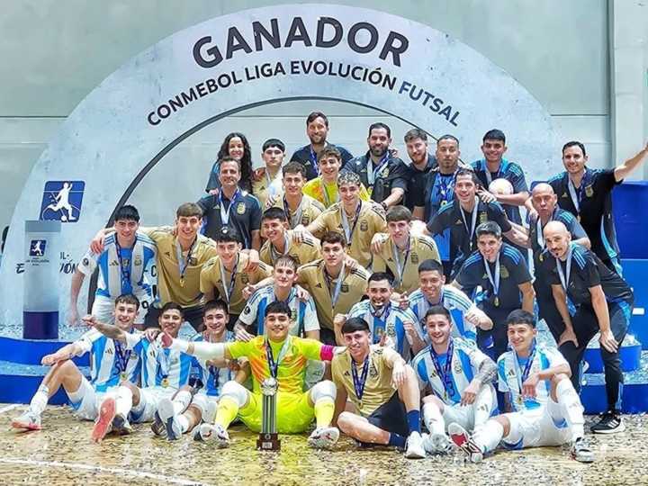 La Selección Argentina de Futsal, otra vez campeón de la Liga Evolución: golazos y caño a lo Riquelme en el triunfo vs Paraguay