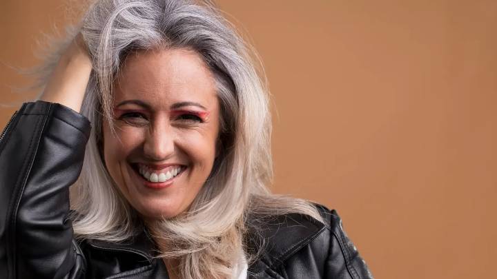 ¿Por qué a las personas jóvenes les salen canas? Estas son las razones
