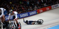 Dura caída del ciclista colombiano Kevin Quintero en el Mundial de Pista en la modalidad de Keirin: perdió el podio y abandonó la carrera