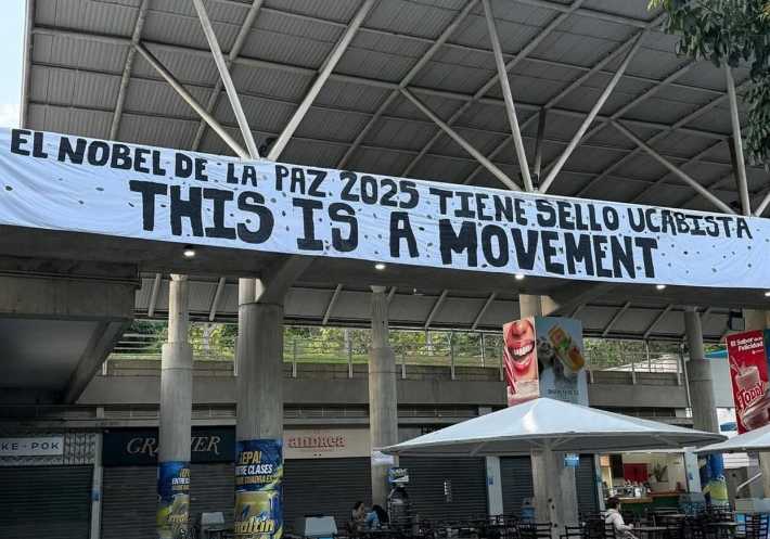 Pancarta en la UCAB: El Nobel de la Paz 2025 tiene sello ucabista»