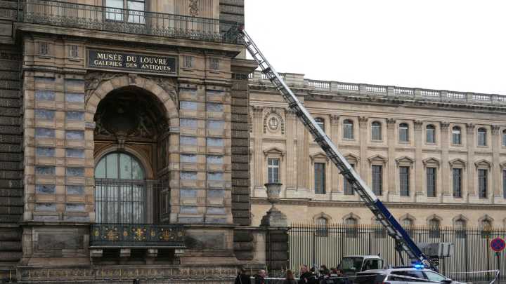 En solo siete minutos y con ayuda de un montacargas: así ha sido el atraco al Louvre que se salda con el robo de joyas "de un valor incalculable"