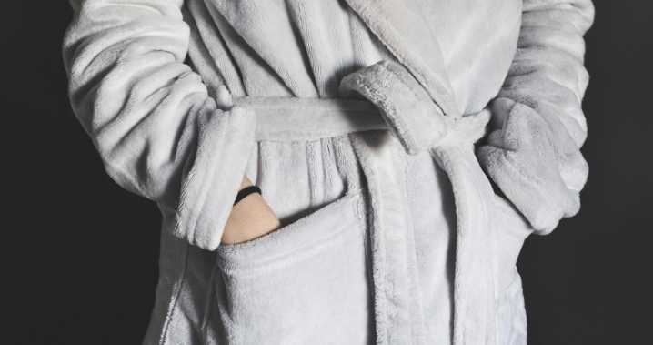 Los dermatólogos piden que dejes de usar este objeto en la ducha ya mismo: "Sólo vale para acumular bacterias"
