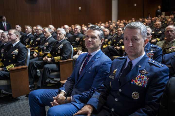 Un secretario de Defensa novato da lecciones a los altos mandos militares