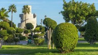 Así es el parque de Málaga considerado uno de los más bonitos de la provincia: con vistas al mar, un lago artificial y la casa del 'Ratoncito Pérez'