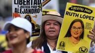 Más de 40 periodistas salvadoreños se exiliaron en 2025 por temor a capturas y acoso del gobierno de Bukele