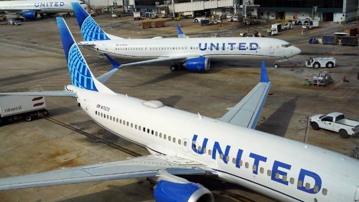 United Airlines flight diverts after windscreen cracks mid