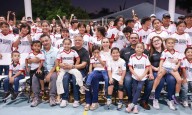 Atenea Gómez Ricalde entrega uniformes nuevos a las y los alumnos de la Escuelita Deportiva Municipal