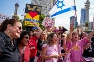 «Regresan a casa», celebran israelíes en Tel Aviv tras dos años en vilo por los rehenes en Gaza
