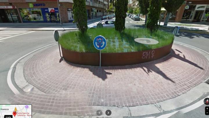 El conductor de un patinete es trasladado al San Jorge tras chocar con un coche