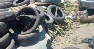 ¡No es por ahí! Multaron a una conocida gomería por tirar cubiertas a la calle