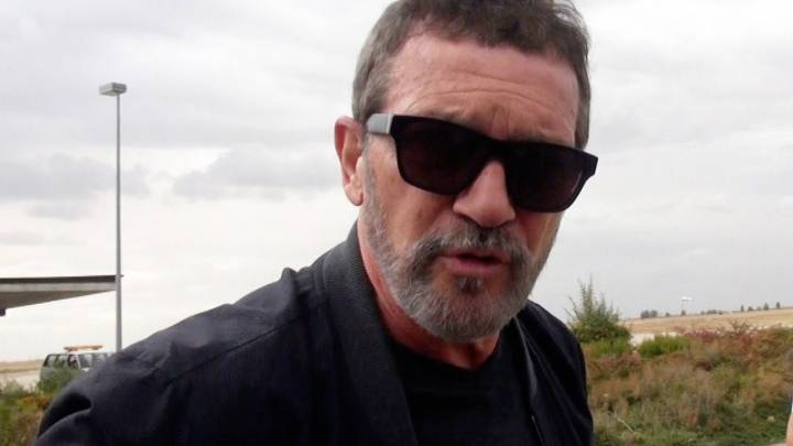 Antonio Banderas abandona Valladolid tras la boda de Stella del Carmen y Álex Gruszynski