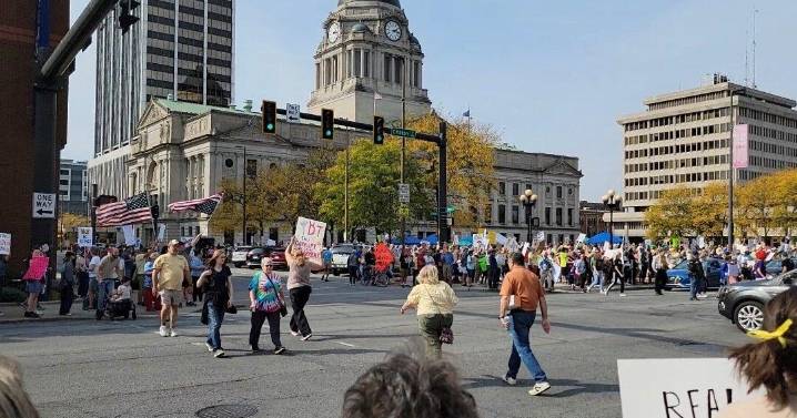 Thousands attend No Kings rally outside Allen County Courthouse