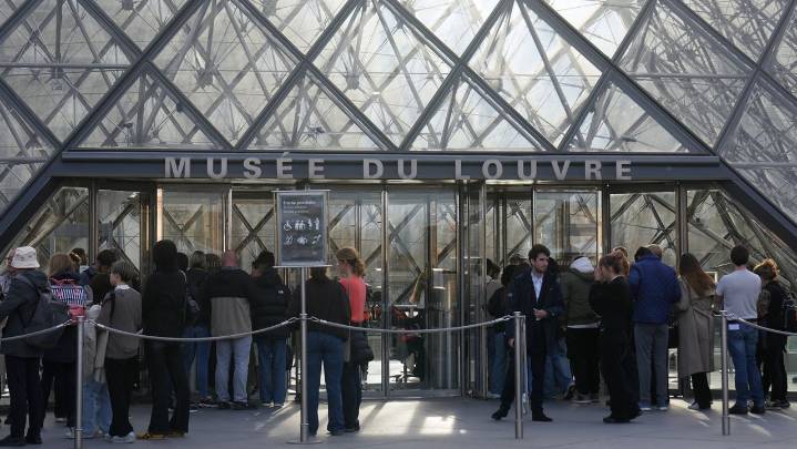The Louvre reopens to crowds even as the Paris museum reels after stunning jewel heist