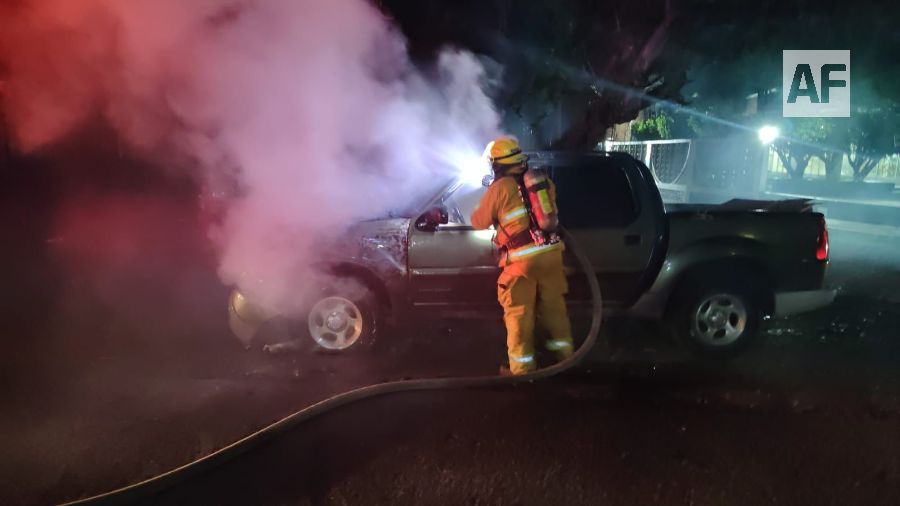 Atienden Bomberos Voluntarios de Colima incendio de vehículo en la Avenida Los Deportistas