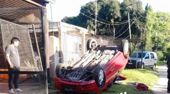 CORRIENTES: Conducía Borracho Y Volcó Sobre Una Vereda.