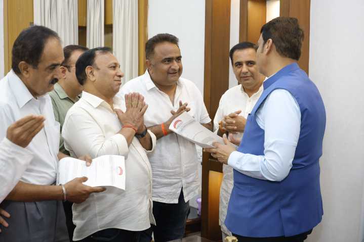 Sitabuldi Merchants Laud CM Fadnavis’ Swift Action on Hawker Issue
