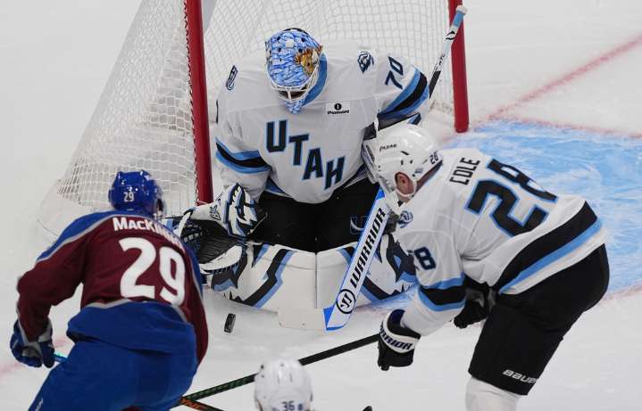 MacKinnon scores go-ahead goal early in 3rd, Avalanche beat Mammoth 2