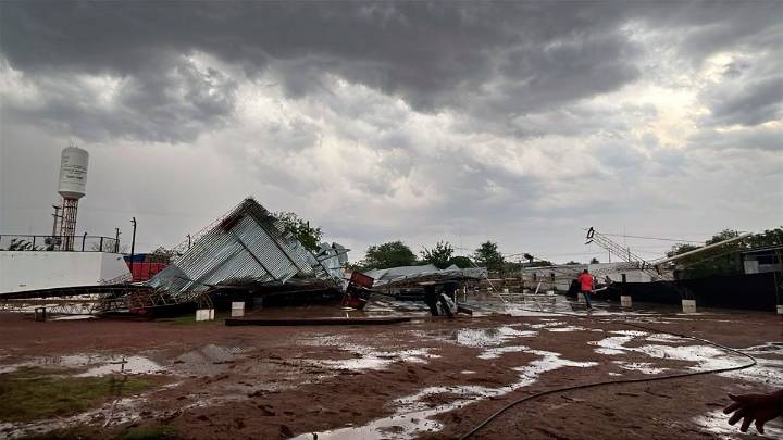 Fuerte tormenta con granizo azota al interior de Santiago del Estero: destrozos en…