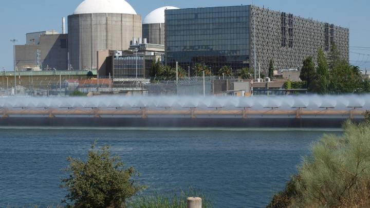 El pulso entre eléctricas y Gobierno fuerza al Consejo de Seguridad Nuclear a trabajar a la vez en el cierre y la prórroga de Almaraz