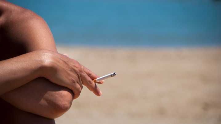 San Sebastián prohibirá fumar y usar altavoces en las playas desde el próximo verano