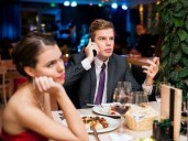 ¿Qué es el Phubbing? La técnica que podría estar acabando con tu relación y tú ni cuenta te has dado