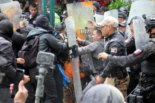 Chocan estudiantes y policías en Toluca por 2 de octubre