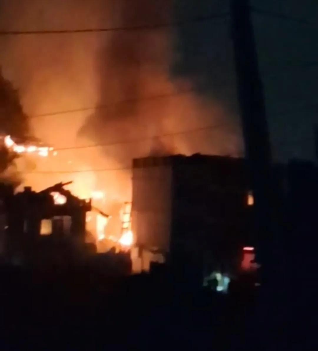 Massive midnight fire leaves seven houses gutted in Srinagar’s Habakadal, thirteen families rendered homeless