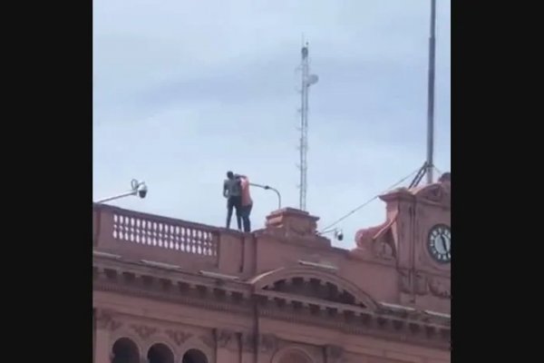 Los extraños movimientos en el techo de la Casa Rosada que generaron todo tipo de reacciones y especulaciones
