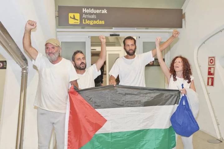 Regresan a España 27 activistas de la flotilla de Gaza y relatan malos tratos durante su detención en Israel