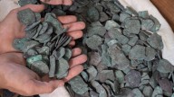 Cazadores de tesoros recuperan 1.000 monedas de plata y oro de un galeón español que naufragó en la costa de Florida durante un huracán en 1715