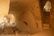 El Ministerio de Cultura y la Consejería se interesan por la situación de las cuevas cantera