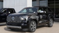 Toyota retira más de 390,000 vehículos por un problema con la cámara trasera