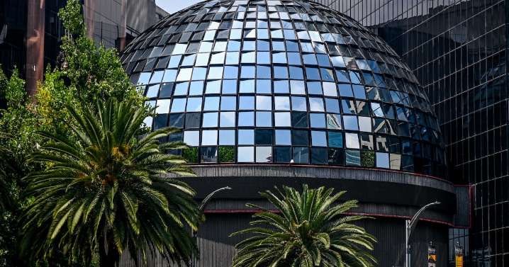 Bolsa Mexicana abre a la baja tras el desplome de las acciones de Grupo México