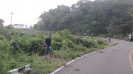 Vecinos de Cacalotán limpian carretera estatal desde hace 20 años para evitar accidentes