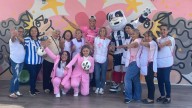 Víctor Guzmán convive con pacientes de cáncer de mama: ‘Contento de pasar un rato con ustedes’