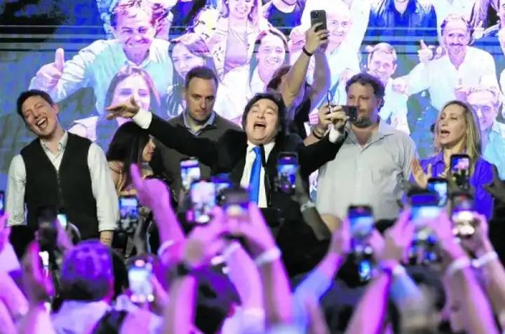 Tras el triunfo electoral de LLA, caída de dólares y del riesgo país y fuerte suba de bonos y acciones