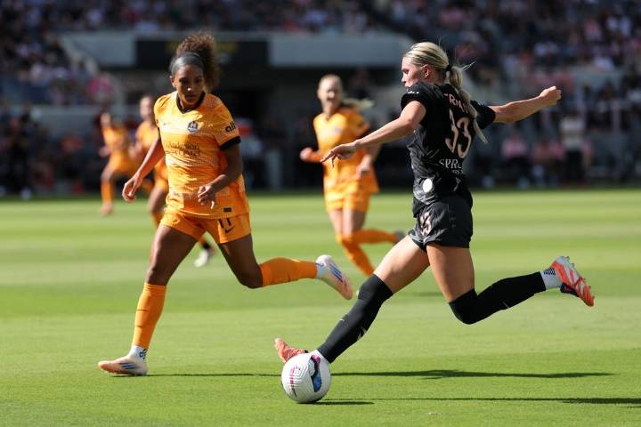 Deadspin | Angel City sneak toward playoffs with shutout of Dash