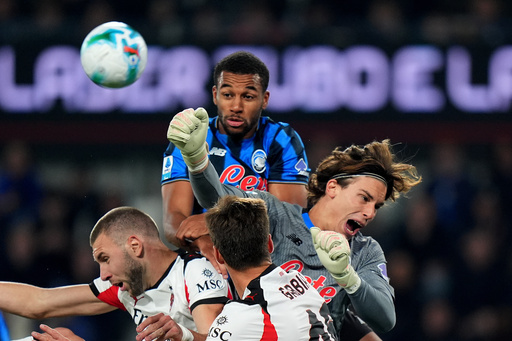 Serie A: Líder Napoli vence 1-0 a Lecce y Camarda llora tras errar penal; Milan empata ante Atalanta